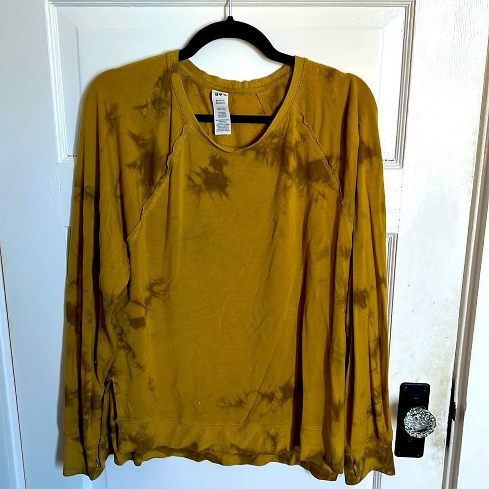 Joy Lab Women’s top. Brownish/yellow the dye with thumb holes.